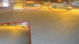 Otomobilin minibüse çarptığı kaza kamerada; 3 yaralı