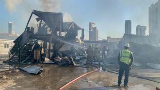 İzmir'de inşaat şantiyesinde yangın; alevler 2 otomobile sıçradı