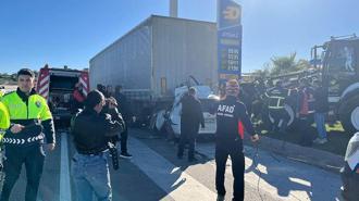 Otomobil, TIR'a arkadan çarptı; öğretmen öldü