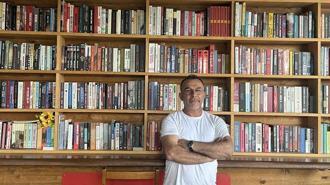 Bodrum'da büfesinde 800 kitaptan oluşan kütüphane kurdu