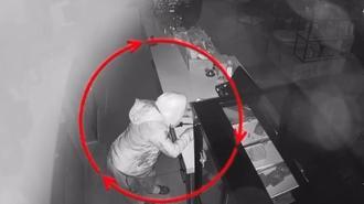 Sadaka kutusunu çalan şüpheli yakalandı; o anlar kamerada