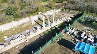 Amastris Antik Kenti'nde Roma dönemine ait sütunlar yerlerine yerleştiriliyor