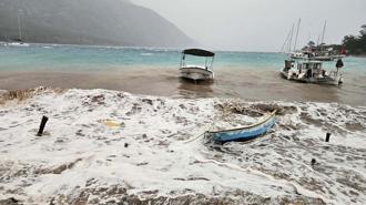 Muğla'da fırtına iskeleleri yıktı