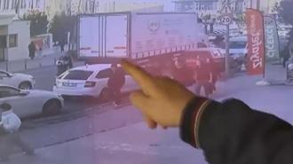 Beylikdüzü'nde skuter yayalara çarptı: 2 yaralı