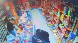 Bağcılar'da emlakçı, 10 bin liralık komisyon için husumetlisinin oğlunu silahla vurdu