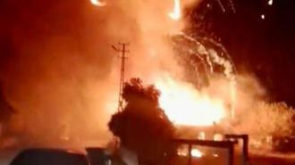 Mutfak tüpü depolanan evde çıkan yangında patlama anları kamerada