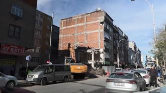 Sultangazi'de yıkımı yapılan binanın bitişiğindeki 5 katlı apartmanın tüm dairelerinde hasar oluştu; balkon duvarı yıkıldı