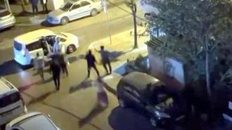 Avcılar'da sokak ortasında tekme yumruklu kavga kamerada
