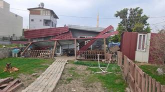 Hatay'da kuvvetli rüzgar çatıları uçurdu