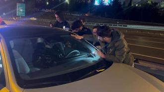 Bağcılar TEM Otoyolu’nda otomobilde uyuyan sürücüyü itfaiye uyandırdı