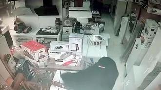 Avcılar'da saç düzleştiriciyi kıyafetine saklayarak çaldı; hırsızlık anları kamerada