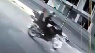 Büyükçekmece'de otomobilin çarptığı motosiklet sürücüsü yaralandı; kaza kamerada