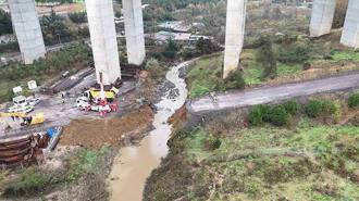 Sarıyer'de yol çöktü; dereye düşen kamyon çıkarıldı