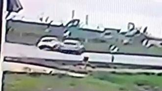 Edirne’de çarpışan otomobillerden birinin takla attığı kaza kamerada; 2 yaralı