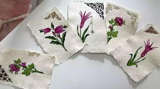 Geleneksel el sanatı Edirnekari’yi, kendi ürettiği kağıtlara işliyor