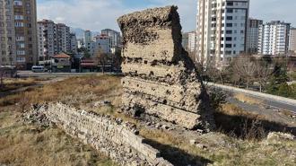 Dünyanın en eski hastanesi olduğu değerlendirilen yapı, tarihe kazandırılmayı bekliyor