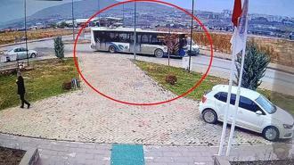 9 kişinin etkilendiği yangın haberini alan sürücü, hız yapınca kamyonetiyle otobüse çarptı