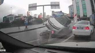 Ataşehir’de motosiklete çarpan otomobil takla attı; ölümden döndü