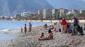 Aralık ayında denize girip, güneşlendiler