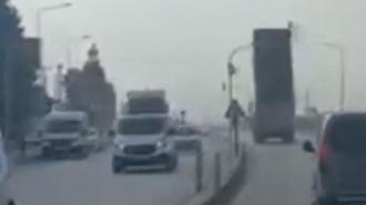 Kamyonun açık kalan damperi, trafik lambasına çarptı