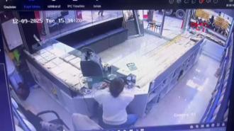 Tunceli'de, 4.2 büyüklüğündeki deprem anı güvenlik kamerasında