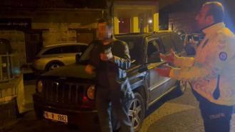 Alkollü sürücü 'bana 50 santimden fazla yaklaşmayın, herkesi ararım' deyip polislere direndi