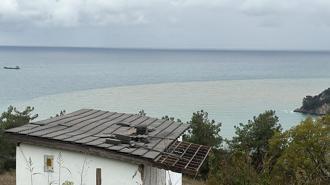 Bartın Irmağı'nın döküldüğü noktada denizin rengi kahverengiye döndü