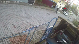 Arnavutköy'de silah zoruyla girdikleri evde 4 yaşındaki çocuk ile annesini darbedip, ziynet eşyalarını gasbettiler