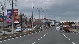 Ters dönen otomobildeki 2 kişi yaralandı; kaza kamerada