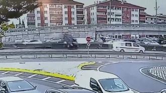 Beton bariyere çarpan otomobil, devrilip sürüklendi; kaza kamerada