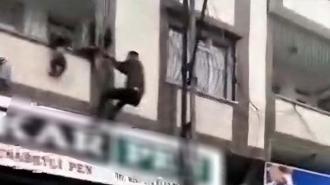 Gaziantep’te balkonun demir korkuluğunda asılı kalan çocuğu, vatandaş kurtardı; o anlar kamerada