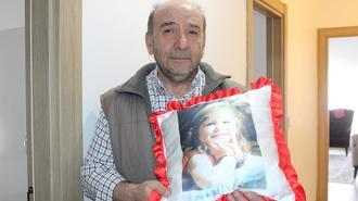 Depremde enkazdan sadece kızının çocukluk fotoğrafını kurtarabilen aile, yeni evlerinde