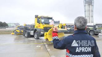 Sabiha Gökçen Havalimanı'nda karla mücadele ekipleri hazırlıklarını tamamladı