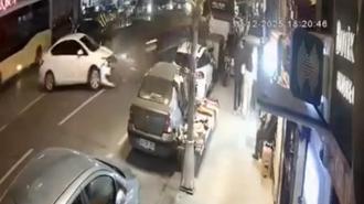 Fatih'te otomobilin çarptığı motosikletli yaralandı