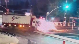 Avcılar'da kamyonun çarpıp sürüklediği otomobil alev aldı; 1 ölü, 1 yaralı