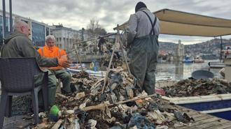 Zonguldaklı balıkçıların ağına yaklaşık 1 ton çöp takıldı
