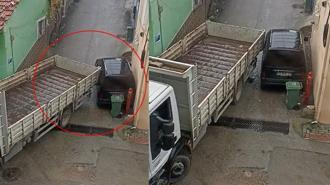 Sürücüsü manevra yapan kamyonun kasası park halindeki araca hasar verdi