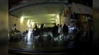 Kağıthane’de otomobilin refüje çarparak devrildiği anlar kamerada