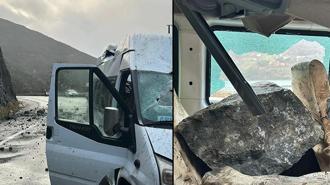 Artvin'de yamaçtan kopan kaya minibüse isabet etti