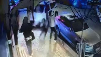 Kaza sırasında savrulan motosiklet sürücüsü yayaya çarptı; o anlar kamerada