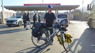 Umre için bisikletle yola çıktı, 3 bin 450 kilometre pedal çevirip Medine'ye ulaştı