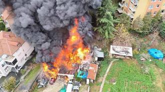 Sarıyer’de ruhsatsız oto tamirhanesi alev alev yandı