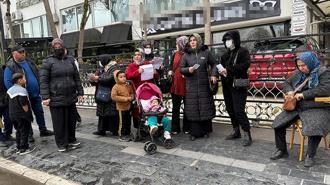 Birikimlerini emanet ettikleri kuyumcunun evinin önünde eylem yaptılar