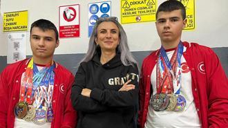 İkizler, öğretmenlerinin tavsiyesiyle başladıkları bilek güreşinde dünya ve Avrupa şampiyonu oldu