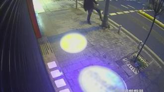 Kağıthane’de direkleri tekmeleyen kişi kaldırımdaki ağaçlara da zarar verdi