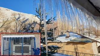 Başkale'de dondurucu soğuklar; 2 metre uzunluğunda buz sarkıtları oluştu