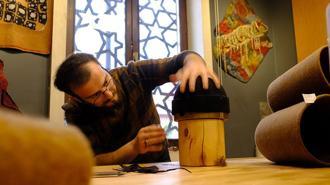 130 yıllık ata mesleği keçeciliği sürdüren esnafın atölyesinde Mevlana Haftası yoğunluğu