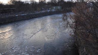 Sıcaklık eksi 15'e düştü; Kars Çayı kısmen dondu