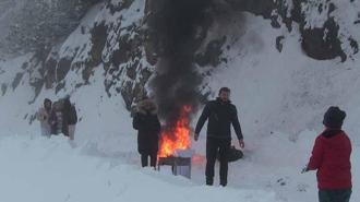 Artvin’de kar nedeniyle araçlar yolda kaldı, sürücüler ateş yakıp ısındı