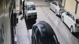Park halindeki otomobilin teybini 46 saniyede çaldı, o anlar kamerada